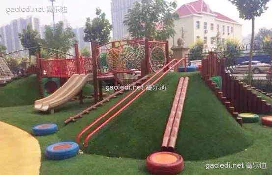 童年是一生中最无忧的时光，等明白的时候它早已过去 　　绳网攀爬架周围有护栏，可以有效的防止儿童从攀爬架上跌落下来。