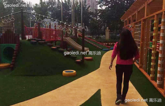 了海盗船主题滑梯和城堡主题滑梯，大大丰富了儿童的课外生活。