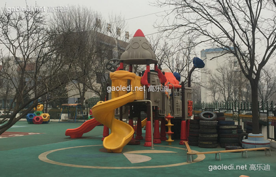 玩玩滑梯还可以钻钻轮胎，总有一款适合你