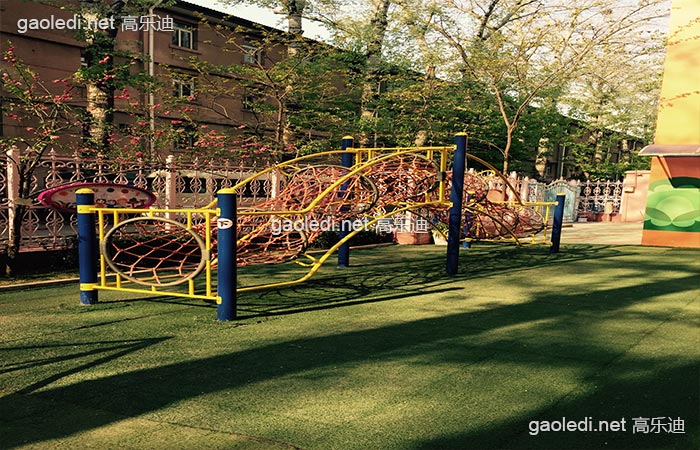 阳光撒过斑斓的树影,多么适合玩耍的好地方啊 阳光撒过斑斓的树影,多么适合玩耍的好地方啊