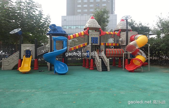 大型组合滑梯，色彩吸睛，又有趣味