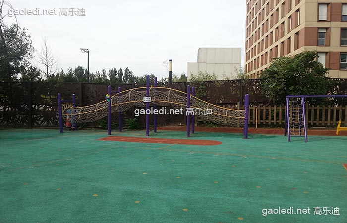 幼儿园内设有大型儿童组合滑梯、攀爬网、攀岩墙。满足小朋友的不同玩乐需求。