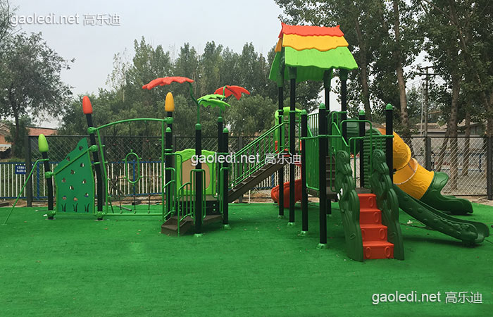 绿草青青,绿色茫茫,有个小孩,在滑梯一方 绿草青青,绿色茫茫,有个小孩,在滑梯一方