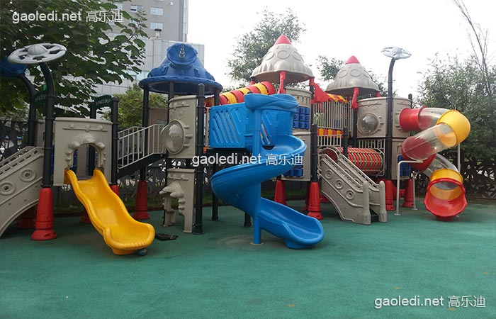 网绳攀爬能够锻炼孩子的肌肉能力和身体灵活性，培养意志力和挑战自我的能力。