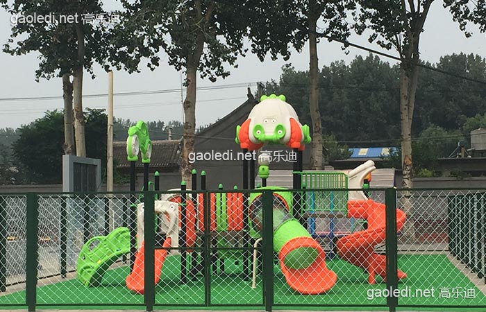 小孩子在滑梯中玩耍,一个滑梯就能代表一个幼儿园的品位 小孩子在滑梯中玩耍,一个滑梯就能代表一个幼儿园的品位