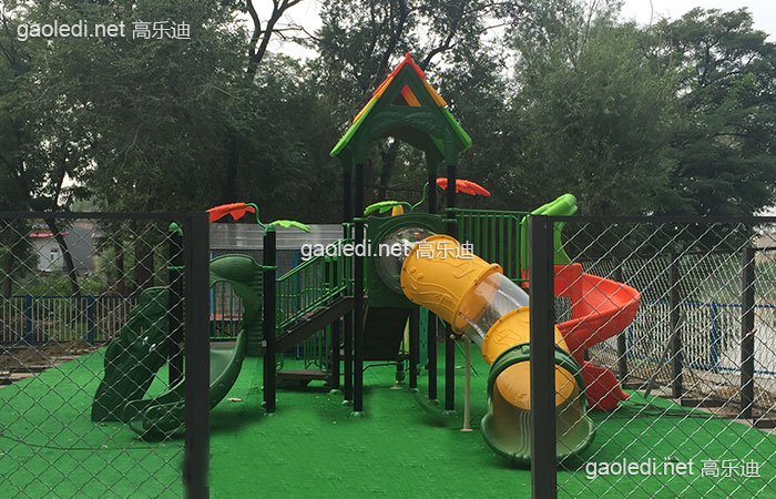 幼儿园里有滑梯,还有我喜欢的小女孩 幼儿园里有滑梯,还有我喜欢的小女孩