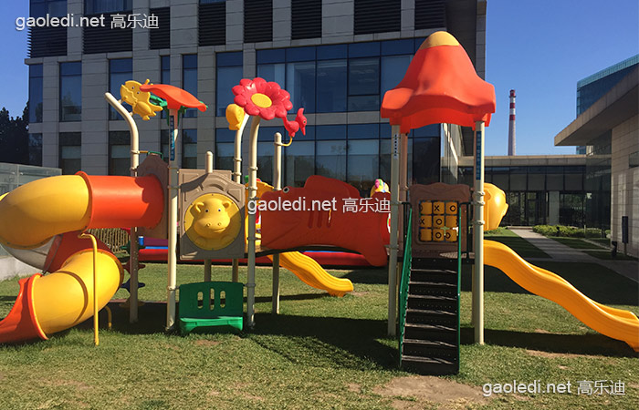 滑梯滑梯,给我们带来,幸福时光。 滑梯滑梯,给我们带来,幸福时光。