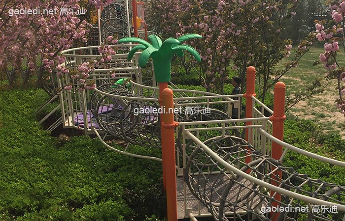 网笼从花丛中穿过,借问网笼何处去,遥指灯火阑珊处 网笼从花丛中穿过,借问网笼何处去,遥指灯火阑珊处