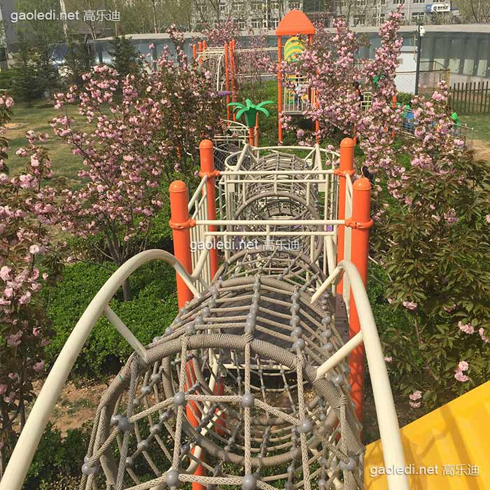 这个幼儿园设施建得太会选址了,花间穿过,春夏秋冬景不同啊 这个幼儿园设施建得太会选址了,花间穿过,春夏秋冬景不同啊